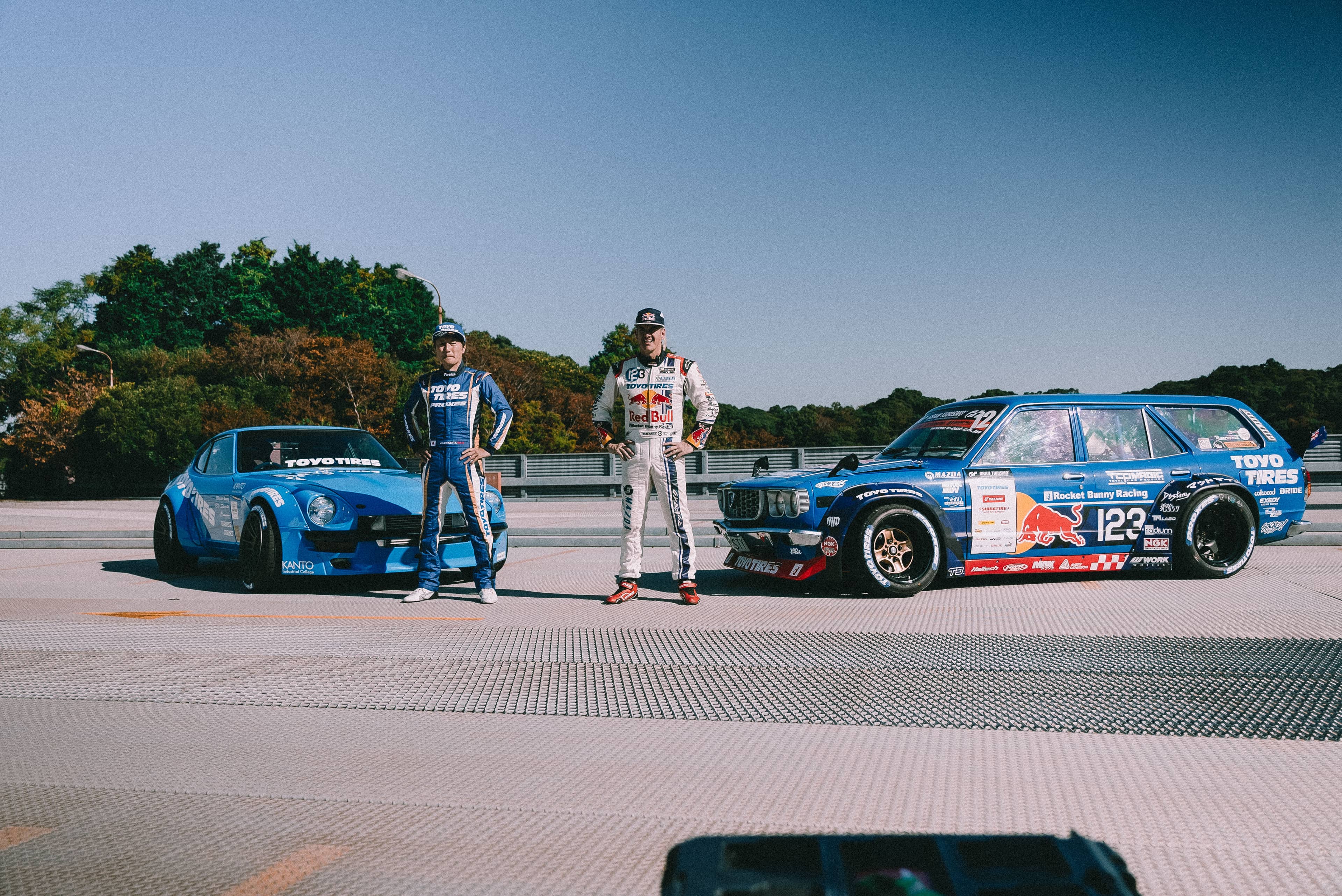 Bild mit 2 Rennautos und den dazu gehörigen Fahrern